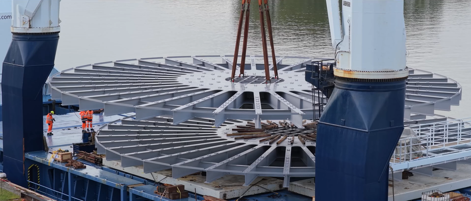 Déchargement des caroussels pour le stockage des câbles sous-marins